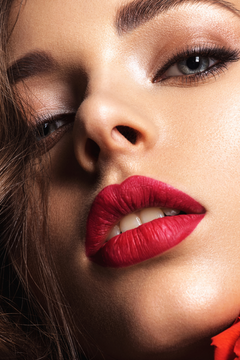 Ruj Couture N°01 – Roșu Intens cu Finisaj Mat Catifelat Long Lasting